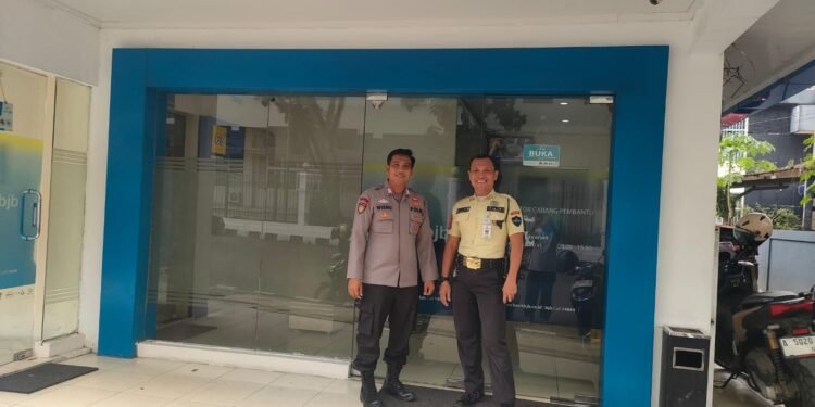 Anggota Polsek Rangkasbitung Polres Lebak Patroli Ke Bank BJB KCP BPKAD Lebak
