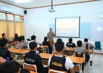 Kadiv Humas Beri Motivasi dan Pemahaman Tugas Kepolisian Pada Siswa Labschool Kebayoran