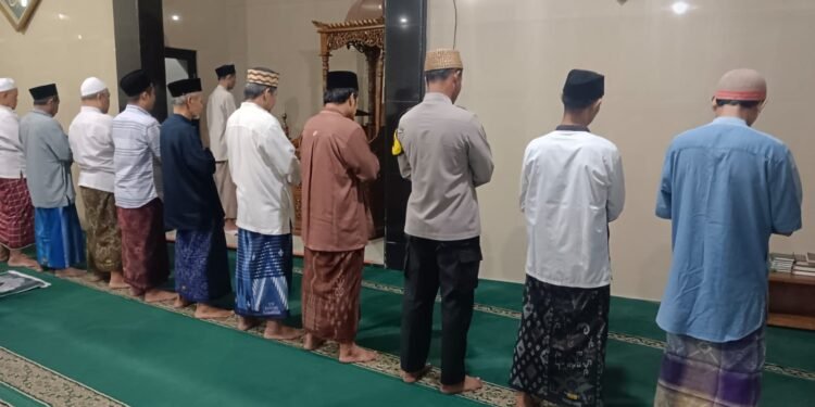 Aiptu Sahrir Polsek Pasar Kemis Laksanakan Kegiatan Sholat Subuh Keliling