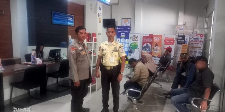 Bhabinkamtibmas Polsek Rangkasbitung Polres Lebak Sampaikan Pesan Kamtibmas Ke Konsumen di Kantor FIF