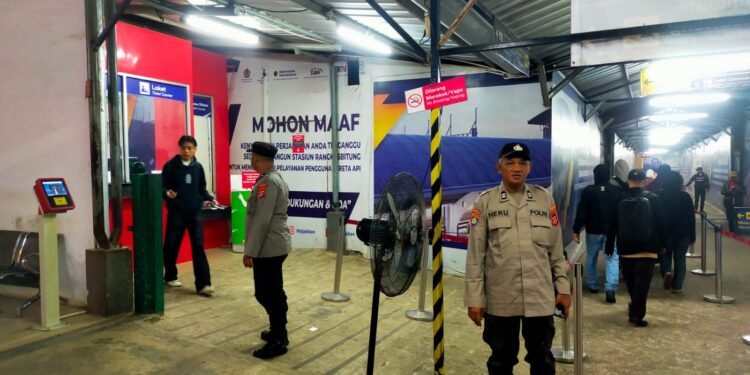 Rutin Kapolsek Rangkasbitung Polres Lebak Dan Personil Patroli Mobile Ke Seputaran Stasiun KAI Rangkasbitung