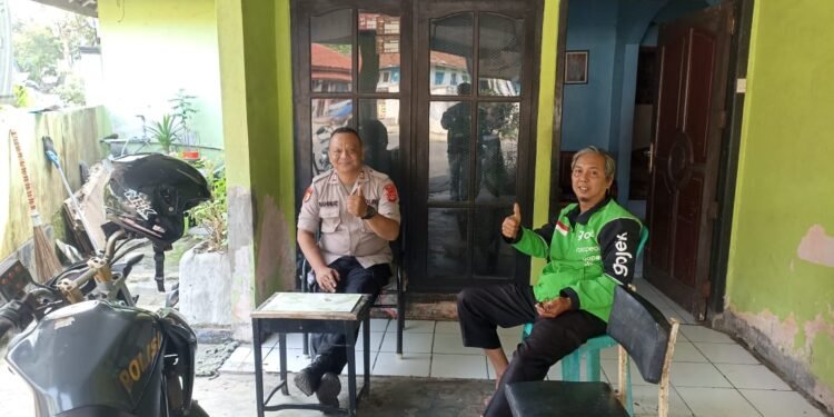 Bhabinkamtibmas Polsek Rangkasbitung Polres Lebak Sambangi Korlap Ojol