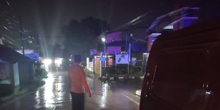 Anggota Polsek Puloampel melaksanakan patroli blue light malam hari cegah Balapan liar