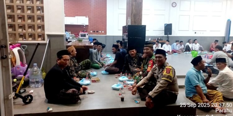 Bhabinkamtibmas Polsek Balaraja Menghadiri Pengajian Rutin Malam Jumat di Desa Perahu Guna Pererat Sinergi Polri dan Ulama-Umaro
