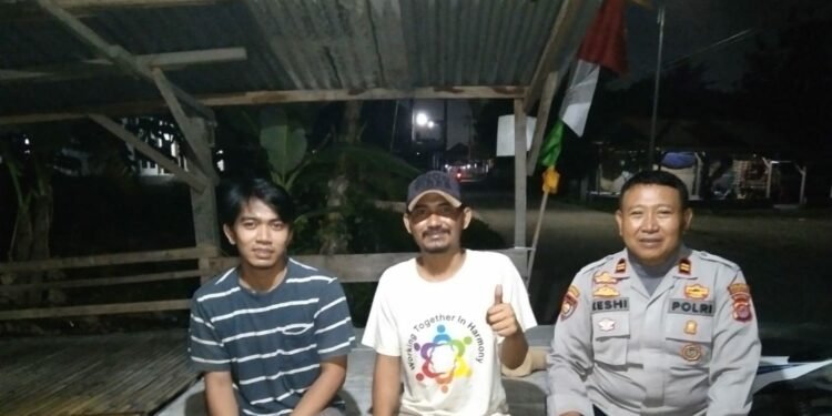 Jaga Kamtibmas Wilayah, Iptu Sukesi Kanit Binmas Polsek Bojonegara Sambangi  Warga Sedang Nongkrong Edukasi dan Cegah Curanmor