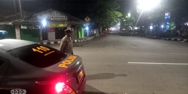 Kapolsek Rangkasbitung Polres Lebak Dan Personil Patroli Mobile di  Pertigaan Bank BRI Cabang Rangkasbitung