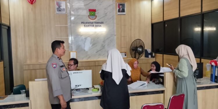 Polsek Cikupa Gelar Sambang, Bhabinkamtibmas Sampaikan Himbauan Harkamtibmas ke Perangkat Desa Bitung Jaya
