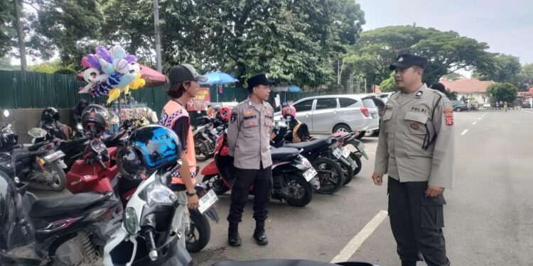 Temui Jukir di Alun-Alun Rangkasbitung,Kanit Samapta Polsek Rangkasbitung Polres Lebak Giat Patroli Mobile