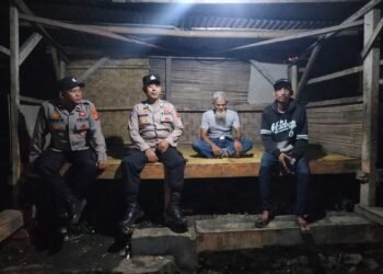Polsek Rangkasbitung Polres Lebak Patroli dan Sapa Warga Kampung Lembur Sawah di Pos Ronda