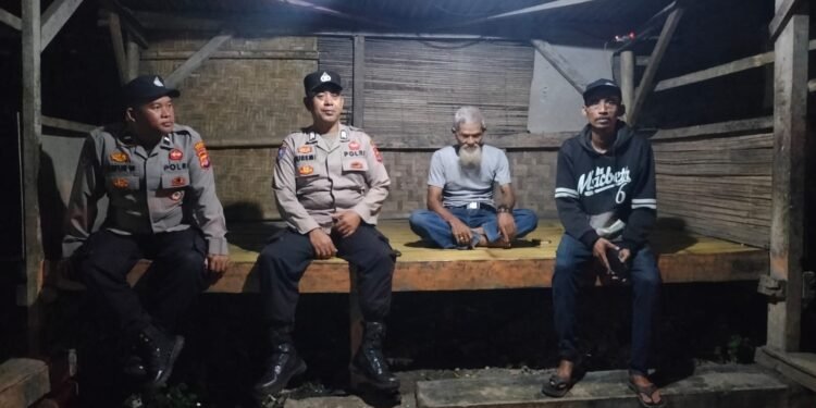Polsek Rangkasbitung Polres Lebak Patroli dan Sapa Warga Kampung Lembur Sawah di Pos Ronda