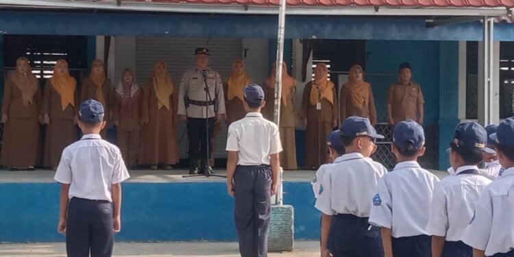Polsek Kronjo Jadi Pembina Upacara di SMPN 2 Mekar Baru