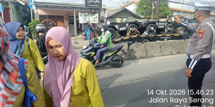 Personel Lantas Polsek Cikupa Laksanakan PECAK, Ciptakan Arus Lalu Lintas Sore yang Aman dan Lancar