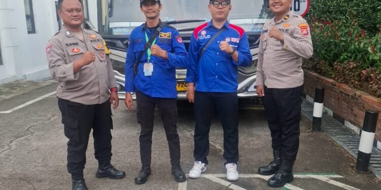 Polsek Cikupa Kawal Keberangkatan DPC KSPSI AGN Kabupaten Tangerang ke Apel Akbar di Bekasi