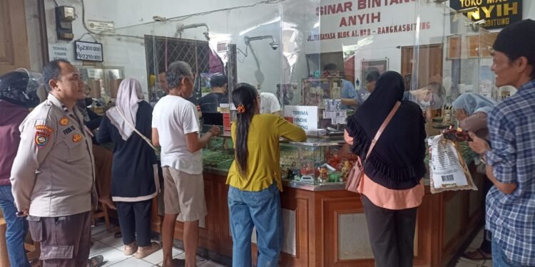 Polsek Rangkasbitung Polres Lebak Giat Patroli  Ke Pertokoan di Pasar Rangkasbitung Antisipasi Gangguan Kamtibmas