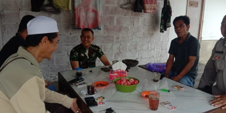 Bhabinkamtibmas dan Babinsa Desa Budimulya Lakukan Sambang Tokoh Masyarakat, Wujudkan Sinergi Kamtibmas