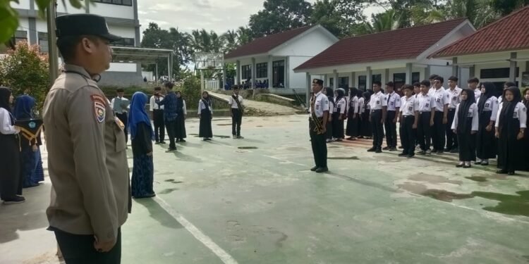 Anggota Polsek Rangkasbitung Polres Lebak Melaksanakan Giat Sosialisasi dan LDKS di SMKN 1 Kalanganyar