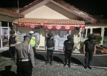 Polsek Kronjo Gelar Apel Malam dan Patroli Kamtibmas