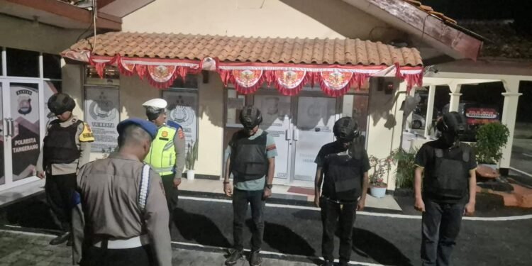 Polsek Kronjo Gelar Apel Malam dan Patroli Kamtibmas