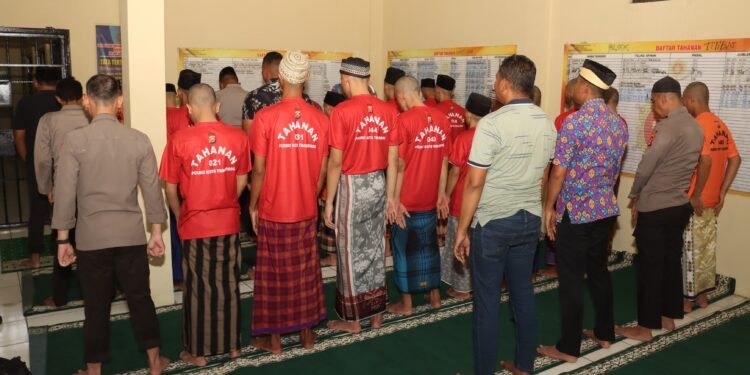 Pastikan Hak Ibadah Terpenuhi, Kapolresta Tangerang Shalat Berjamaah Bareng Tahanan