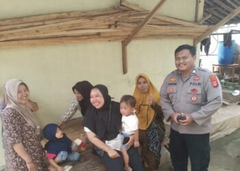 Bhabinkamtibmas Polsek Gunungkencana Sambang Warga Desa Sukanegara dan Sampikan Pesan Kamtibmas
