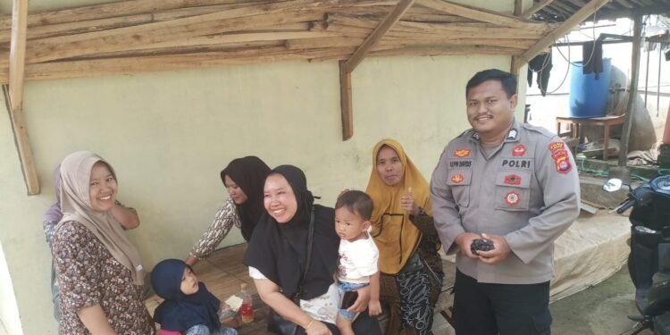 Bhabinkamtibmas Polsek Gunungkencana Sambang Warga Desa Sukanegara dan Sampikan Pesan Kamtibmas