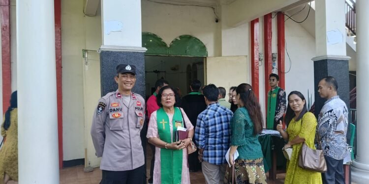 KSPKT III Polsek Rangkasbitung Polres Lebak Monitoring Ketempat Ibadah Gereja Pasundan Temui Jemaat