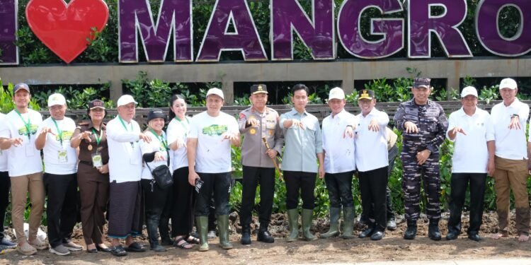 Kapolda Banten Dampingi Wakil Presiden RI dalam Kegiatan Perlindungan dan Pengelolaan Ekosistem Mangrove di Kabupaten Tangerang
