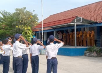 Polsek Kronjo Ajak Pelajar Cinta Tanah Air Lewat Upacara