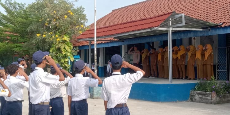 Polsek Kronjo Ajak Pelajar Cinta Tanah Air Lewat Upacara