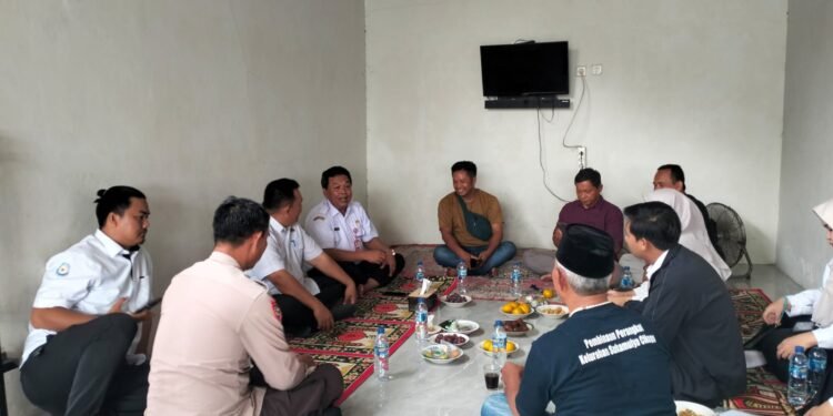 Bhabinkamtibmas Kelurahan Sukamulya Dampingi Dinas Perikanan Sosialisasi Pengolahan Ikan Aman Tanpa Bahan Kimia