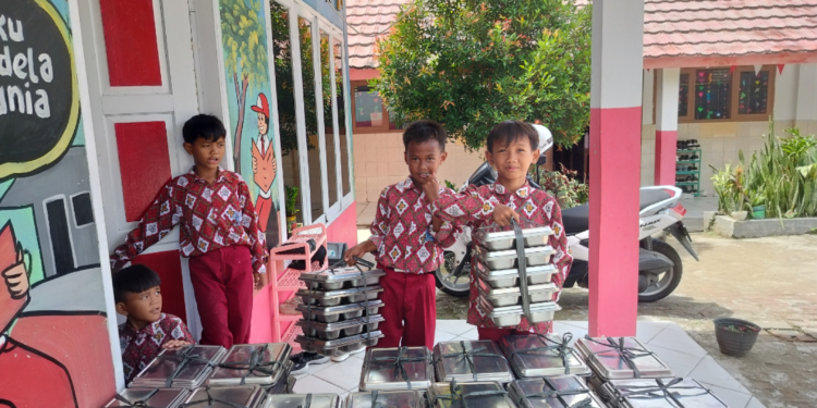Makanan Gratis Bergizi di Apresiasi oleh segenap anak – anak  SDN dan Dewan guru SDN Sukamanah 2