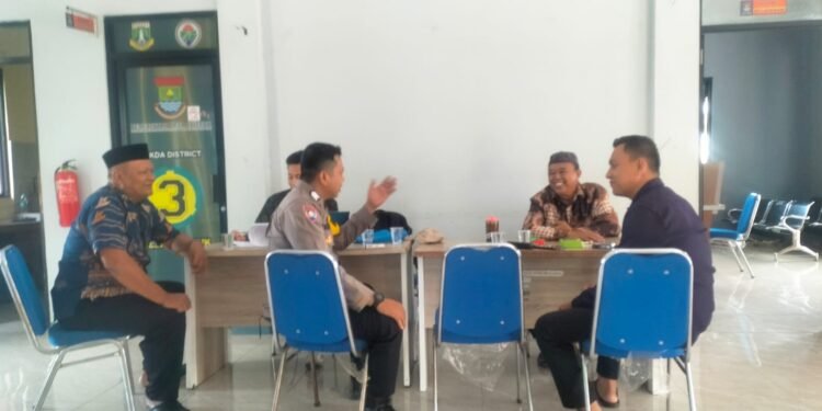 BHABINKAMTIBMAS POLSEK KRONJO LAKUKAN SAMBANG DESA UNTUK PERKUAT SINERGITAS KAMTIBMAS