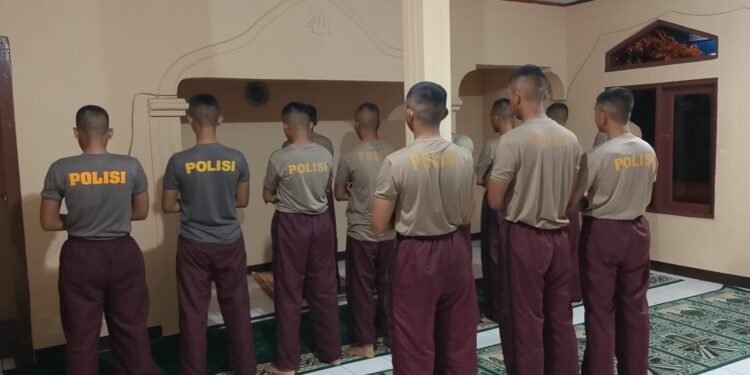 Kspk dan Personil Siswa Latja SPN Mandalawangi di Polsek Warunggunung Laksanakan Giat Solat Subuh