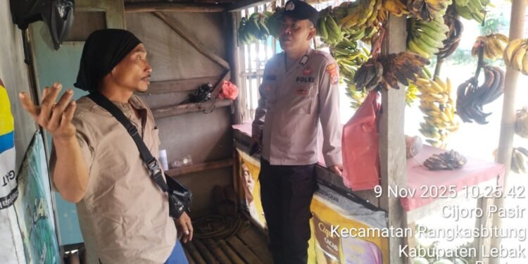 Anggota Polsek Rangkasbitung Polres Lebak Giat Patroli Sapa Pedagang Pisang