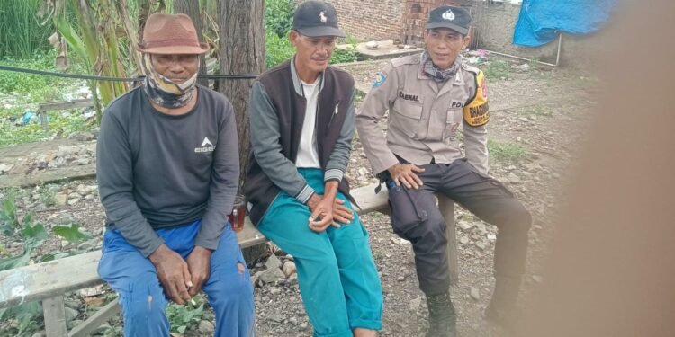 Saling Tukar Pendapat dan Serap Aspirasi,Bripka Zenal Bhabinkamtibmas Polsek Bojonegara Datangi Warga