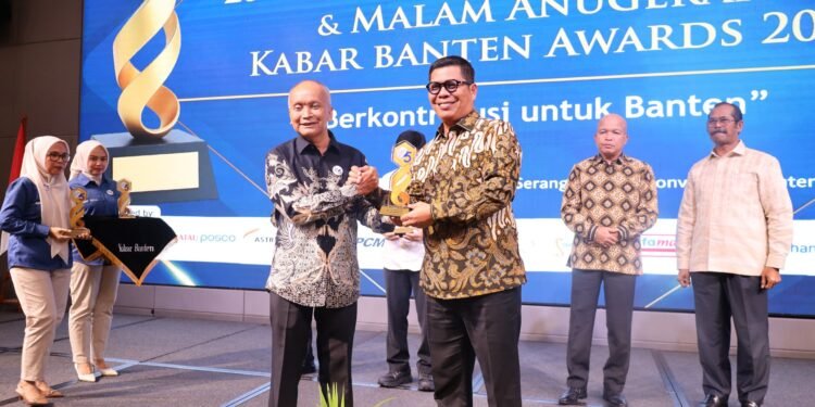 Kapolda Banten Terima Penghargaan di HUT Kabar Banten ke-25