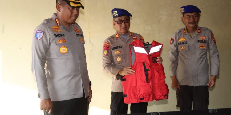 Personel Polsek Cikupa Laksanakan PECAK Sore Hari di Pertigaan Columbus PT. Cingluh