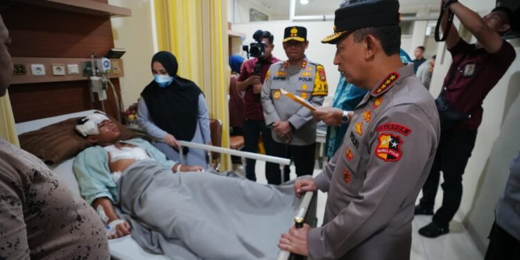 Kapolri Listyo Sigit Kunjungi Korban Ledakan SMAN 72 di RSI Cempaka Putih