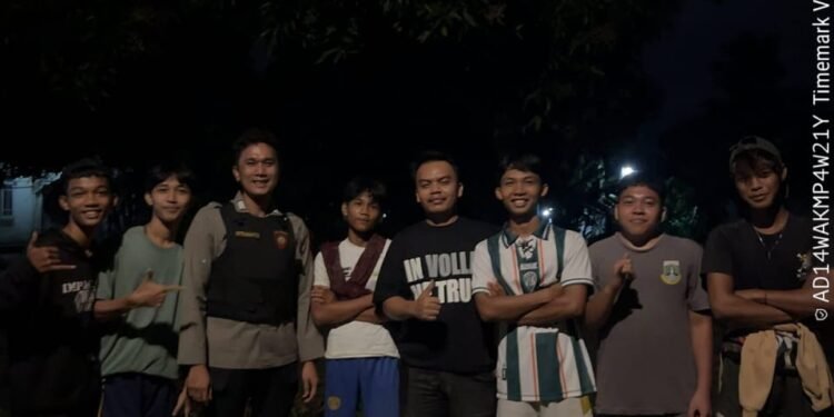 Respon Cepat Layanan 110 Polres Lebak, Evakuasi Ular Piton di Pekarangan Rumah Warga