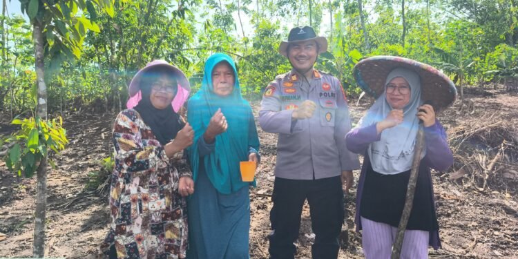Perduli Kerukunan Tetangga Dengan Humanis, Kapolsek Cimarga Polres Lebak Rutin Sambang Dan Silaturahmi Ibu-Ibu Mekarmulya