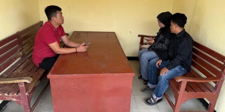 PS. KANIT INTELKAM POLSEK KRONJO SOSIALISASIKAN LAYANAN SKCK ONLINE KEPADA MASYARAKAT