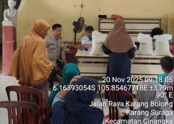 Wujud Peduli Aparat: Polsek Cinangka Kawal Ketat Bantuan Pangan untuk Kesejahteraan Warga Desa