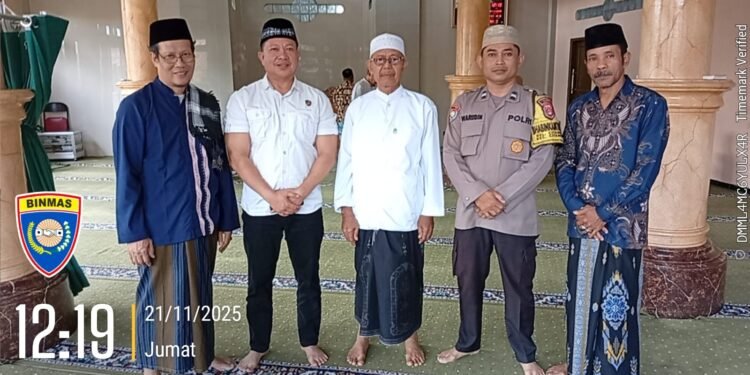 Bhabinkamtibmas Polsek Ciwandan Tegur Sapa Dengan Masyarakat Usai Sholat Berjama’ah