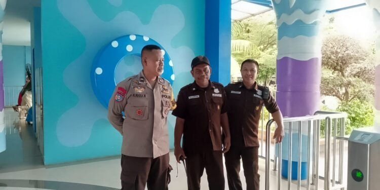Anggota Polsek Pasar Kemis Gelar Patroli dan Monitoring di Area Wisata Batavia Splash, Pastikan Keamanan Pengunjung
