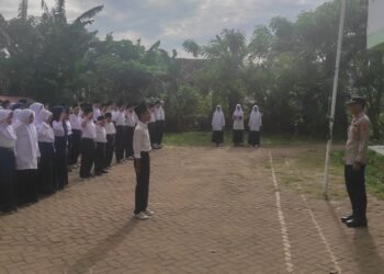 Polsek Panongan Jadi Pembina Upacara di MTsS Al-Falahiyah, Sampaikan Edukasi Kenakalan Remaja dan Penguatan Karakter Pelajar