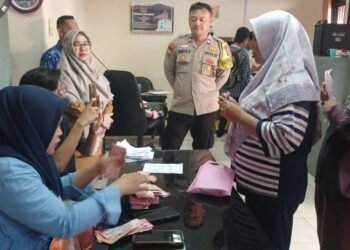 Bhabinkamtibmas dan Lurah Kebondalam Pantau Pembagian BLTS Kesra 2025 di Halaman Kelurahan Kebondalem