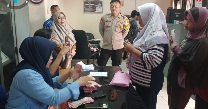 Bhabinkamtibmas dan Lurah Kebondalam Pantau Pembagian BLTS Kesra 2025 di Halaman Kelurahan Kebondalem