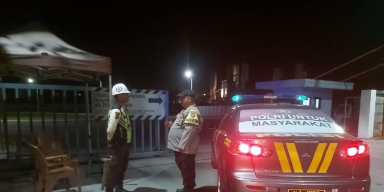 Anggota Bhabinkamtibmas Polsek Bojonegara Polres Cilegon Laksanakan safari Sholat Subuh di Desa Binaannya