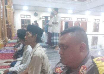 Polri Mitra Masyarakat Anggota Bhabinkamtibmas Polsek Bojonegara Polres Cilegon laksanakan safari Sholat Subuh di desa Binaan