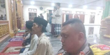Polri Mitra Masyarakat Anggota Bhabinkamtibmas Polsek Bojonegara Polres Cilegon laksanakan safari Sholat Subuh di desa Binaan